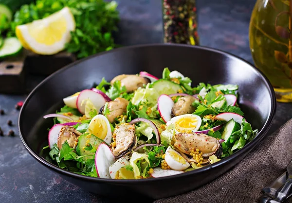 Dietary Salad Mussels Quail Eggs Cucumbers Radish Lettuce Healthy Food — Stock Photo, Image