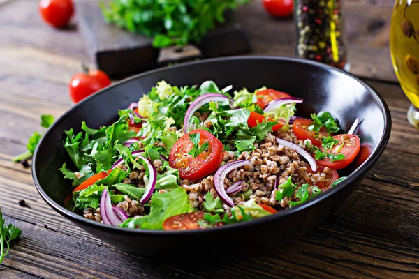 Boekweit Salade Met Kerstomaatjes Rode Verse Kruiden Veganistisch Eten Dieetmenu — Stockfoto