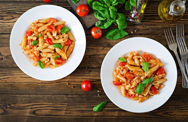 Ovanifrån Penne Pasta Tomatsås Med Kyckling Tomater Dekorerad Med Basilika — Stockfoto