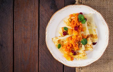 Krepler. Karamelli krep, balkabağı dilimleri ve ballı elma. Görüntü yok, genel giderler