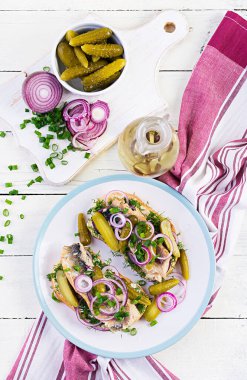 Ringa balığı ve salatalık turşulu geleneksel Hollanda sandviçi.