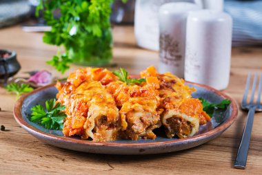 Et cannelloni kabak-domates sosu tabakta.