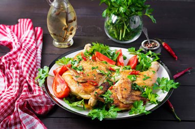 Türk, Gürcü mutfağı. Ahşap kaplamalı ızgara kızarmış tavuk Tabaka..