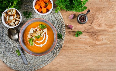 Maydanoz ve kızarmış ekmekle servis edilen kabak çorbası. Vejetaryenler