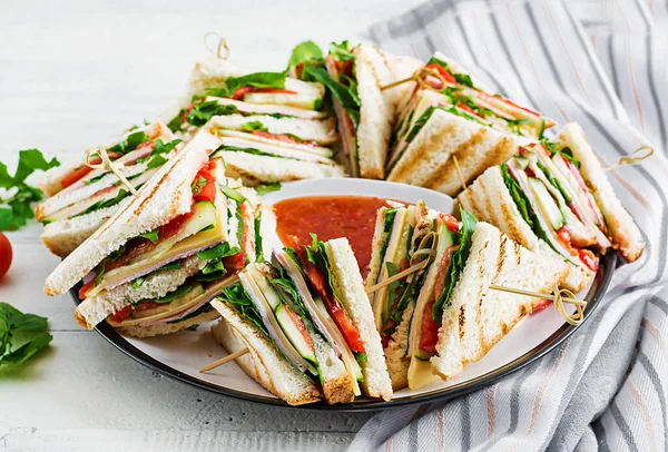 Club sandwich with ham, tomato, cucumber, cheese,  and arugula o — Stock Photo, Image