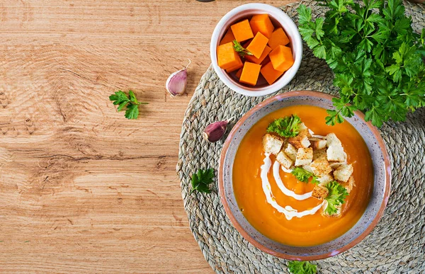 Sopa de calabaza en un tazón servido con perejil y croutons. Vegano s —  Fotos de Stock