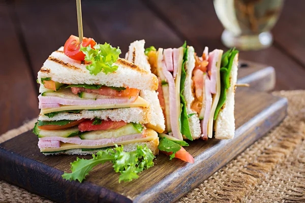 Sanduíche Clube Com Presunto Tomate Pepino Queijo Arugula Fundo Madeira — Fotografia de Stock