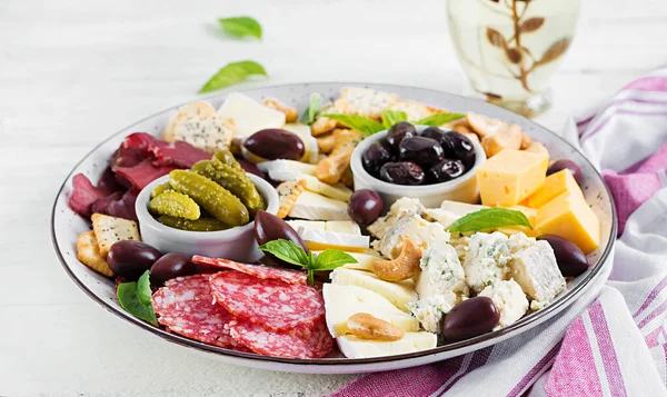 Prato Antipasto Com Basturma Salame Queijo Azul Nozes Picles Azeitonas — Fotografia de Stock