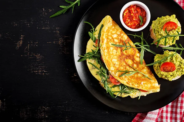 Frukost Omelett Med Tomater Ost Grön Ruccola Och Rostat Bröd — Stockfoto