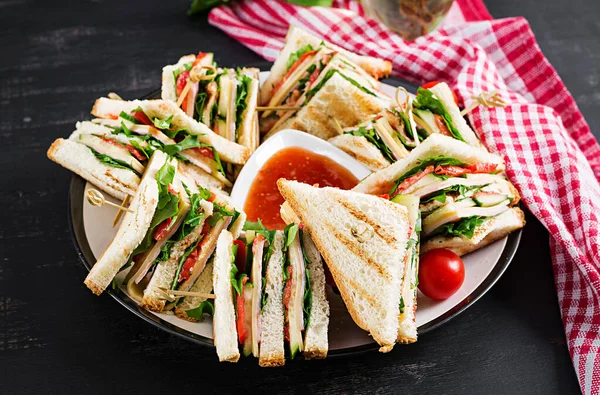 Club sandwich with ham, tomato, cucumber, cheese,  and arugula o — Stock Photo, Image