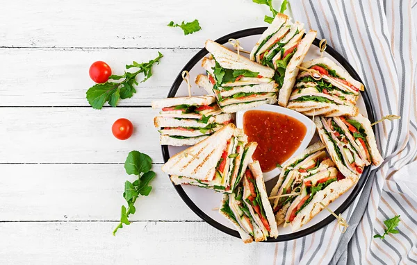 Sandwich Club Șuncă Roșii Castraveți Brânză Arugula Fundal Din Lemn — Fotografie, imagine de stoc