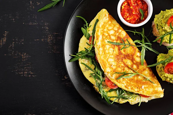 Frühstück Omelette Mit Tomaten Käse Grünem Rucola Und Toasts Mit — Stockfoto