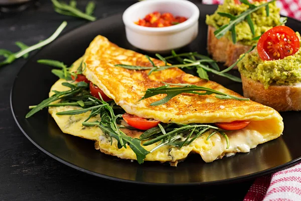 Frukost Omelett Med Tomater Ost Grön Ruccola Och Rostat Bröd — Stockfoto
