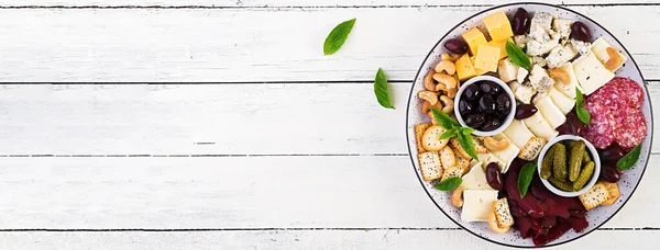 Antipasti-Platte mit Basturma, Salami, Blauschimmelkäse, Nüssen, Pflücken — Stockfoto