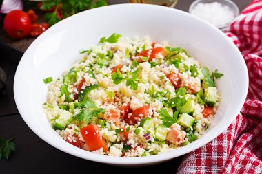 Geleneksel Lübnan Salatası Tabbouleh. Maydanozlu kuskus, domates, salatalık, limon ve zeytinyağı. Orta Doğu mutfağı.