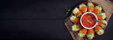 Somon kırmızısı havyarlı kanepe. Öğle yemeği için sandviç. Lezzetli yemek. Üst görünüm, afiş