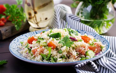 Geleneksel Lübnan Salatası Tabbouleh. Maydanozlu kuskus, domates, salatalık, limon ve zeytinyağı. Orta Doğu mutfağı.