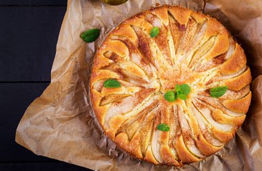 Armutlu ev yapımı turta ve koyu arkaplanda badem unu. Üst görünüm, genel görünüm