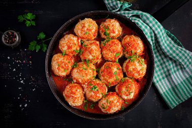 Tatlı ve ekşi domates soslu köfte. Üst görünüm, genel görünüm