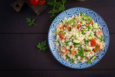 Geleneksel Lübnan Salatası Tabbouleh. Maydanozlu kuskus, domates, salatalık, limon ve zeytinyağı. Orta Doğu mutfağı. Üst görünüm, alanı kopyala