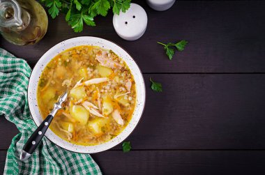 Patatesli tavuk çorbası ve karabuğday. Üst görünüm