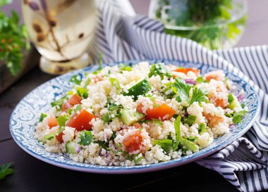 Geleneksel Lübnan Salatası Tabbouleh. Maydanozlu kuskus, domates, salatalık, limon ve zeytinyağı. Orta Doğu mutfağı.