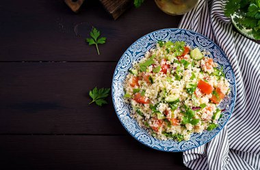 Geleneksel Lübnan Salatası Tabbouleh. Maydanozlu kuskus, domates, salatalık, limon ve zeytinyağı. Orta Doğu mutfağı. Üst görünüm, alanı kopyala