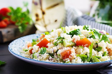 Geleneksel Lübnan Salatası Tabbouleh. Maydanozlu kuskus, domates, salatalık, limon ve zeytinyağı. Orta Doğu mutfağı.