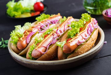 Sosisli sandviç, salatalık turşusu, domates, kırmızı soğan ve marul. Yaz sosislisi.