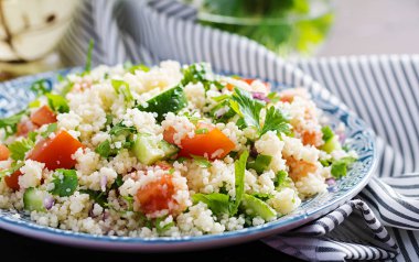 Geleneksel Lübnan Salatası Tabbouleh. Maydanozlu kuskus, domates, salatalık, limon ve zeytinyağı. Orta Doğu mutfağı.
