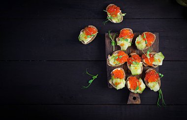 Somon kırmızısı havyarlı kanepe. Öğle yemeği için sandviç. Lezzetli foo