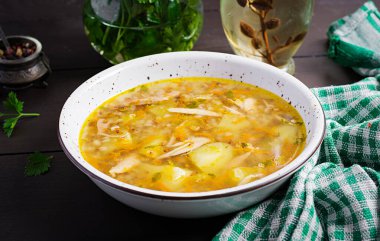 Tavuk patates ve buğday çorbası.
