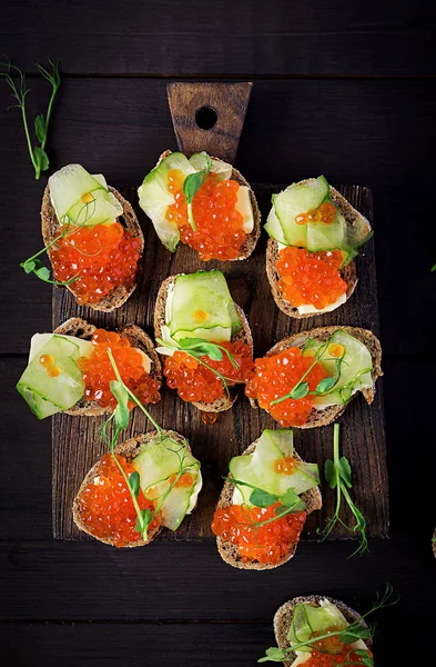 Canapé Com Caviar Vermelho Salmão Sanduíche Para Almoço Comida Deliciosa — Fotografia de Stock