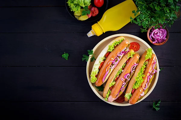 Hot Dog Kiełbasą Ogórkiem Marynowanym Pomidorami Czerwoną Cebulą Sałatą Ciemnym — Zdjęcie stockowe