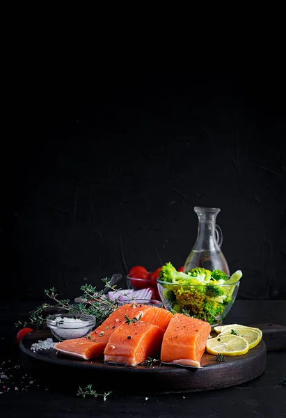 Filetto Salmone Crudo Ingredienti Cottura Fondo Scuro Stile Rustico — Foto Stock