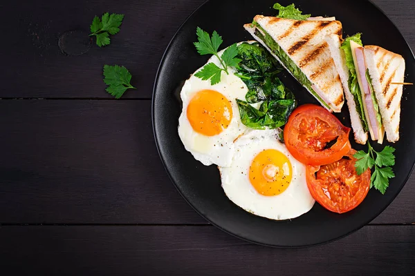 Frühstück Spiegelei Spinat Tomaten Und Clubsandwich Auf Teller Ansicht Von — Stockfoto