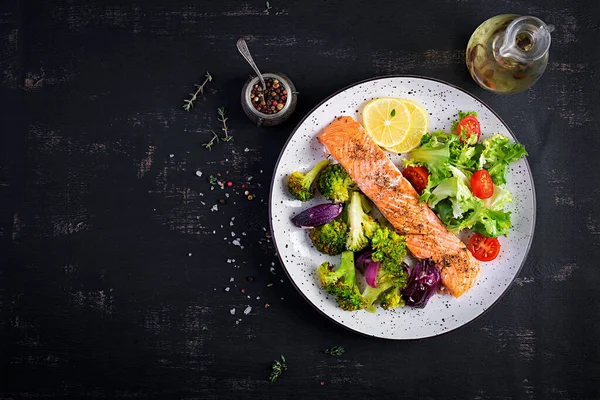 Bakad Laxfilé Med Broccoli Rödlök Och Citron Ovanifrån Ovanifrån — Stockfoto