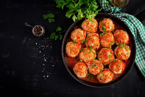 Tatlı ve ekşi domates soslu köfte. Üst görünüm, genel görünüm