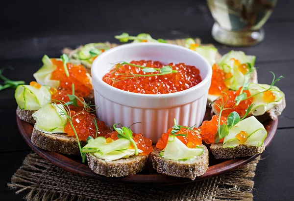Canape with salmon red caviar. Sandwich for lunch. Delicious foo — Stock Photo, Image