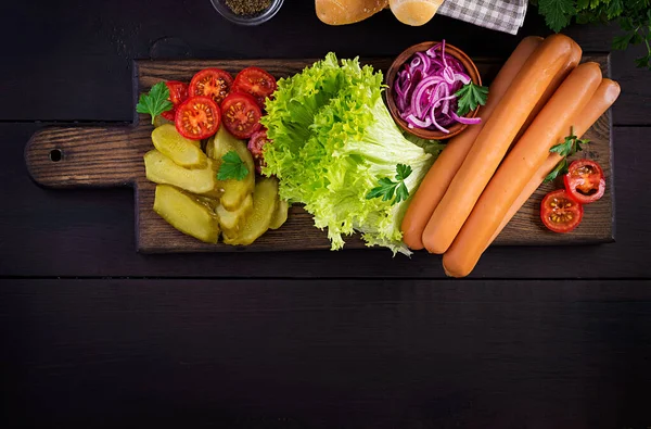 Zutaten Für Hot Dog Mit Wurst Eingelegten Gurken Tomaten Roten — Stockfoto