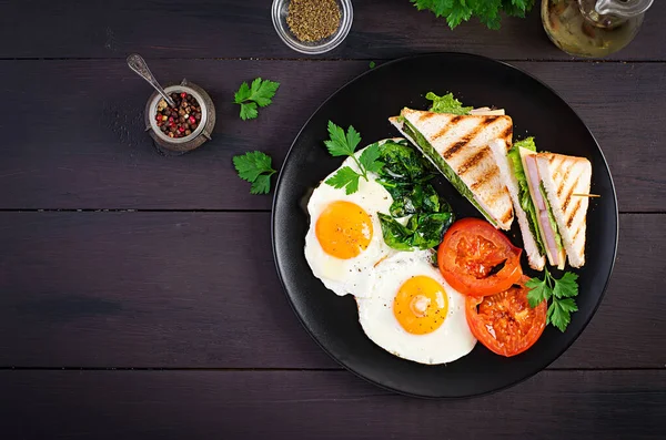 Frühstück Spiegelei Spinat Tomaten Und Clubsandwich Auf Teller Ansicht Von — Stockfoto