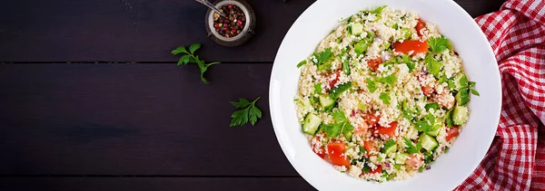 Salata tradițională libaneză Tabbouleh. Cuscus cu patrunjel, tom — Fotografie, imagine de stoc