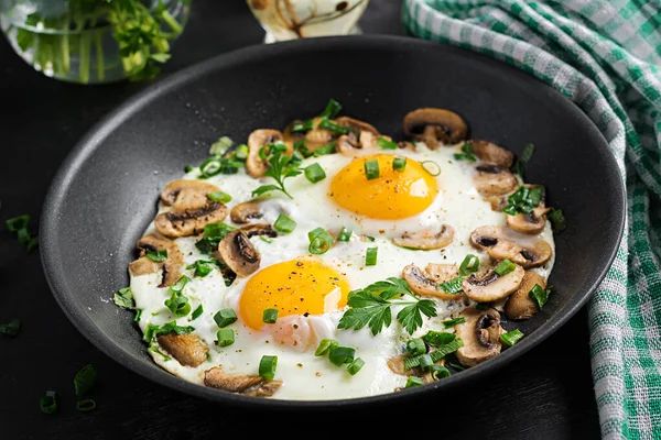 Spiegelei Pilze Und Spinat Keto Paläo Frühstück — Stockfoto