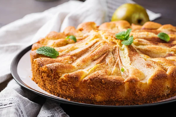 Tarta Casera Con Peras Harina Almendras Sobre Fondo Oscuro —  Fotos de Stock