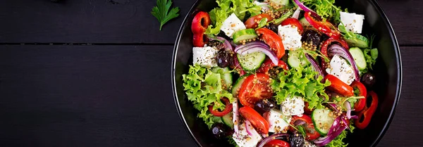 Une nourriture saine. Salade grecque au concombre, tomate, poivron, l — Photo