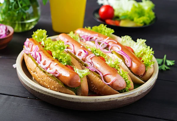 Hot Dog Kolbásszal Pácolt Uborkával Paradicsommal Vöröshagymával Salátával Sötét Háttéren — Stock Fotó