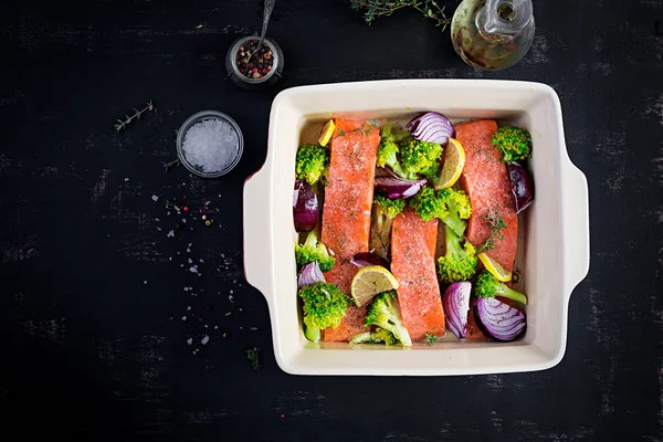 Salmone Broccoli Fette Cipolla Rossa Vengono Preparati Una Teglia Forno — Foto Stock
