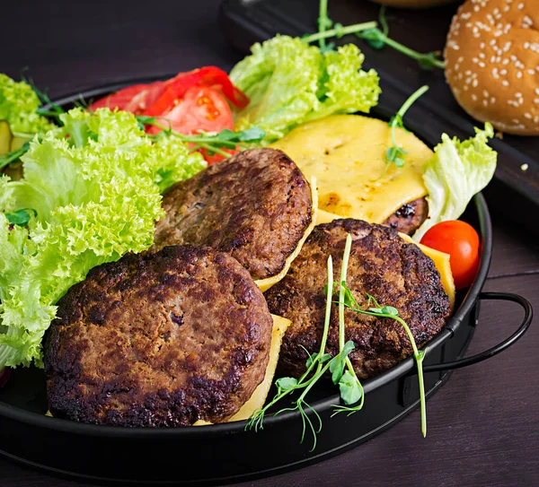 Burger Cooking Hamburger Met Rundvlees Tomaat Kaas Komkommer Rode Bord — Stockfoto