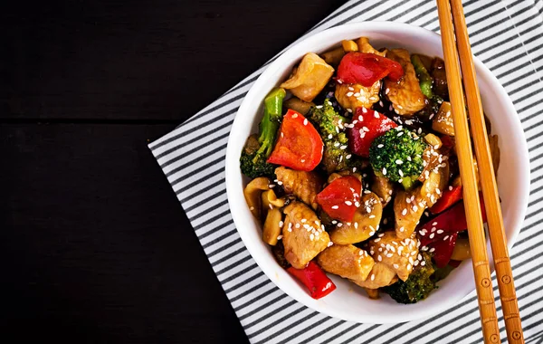 Roerbak Met Kip Champignons Broccoli Paprika Chinees Eten Bovenaanzicht Bovenaanzicht — Stockfoto