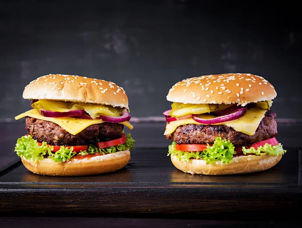 Великий Бутерброд Гамбургер Яловичиною Помідорами Сиром Маринованим Огірком Червоною Цибулею — стокове фото